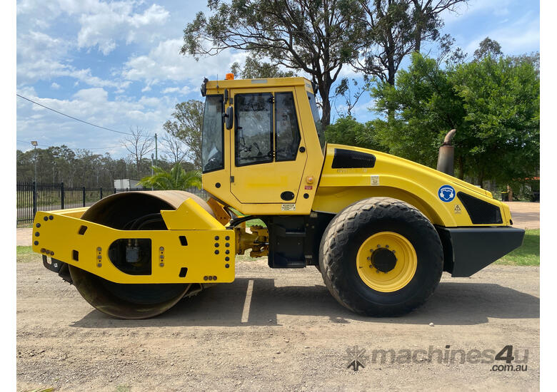 caption Bomag BW211D-4 Vibrating Roller Roller/Compacting