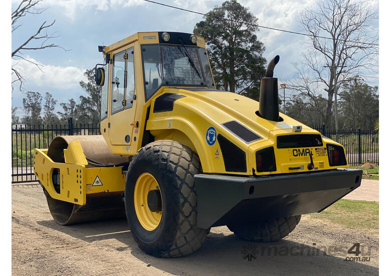caption Bomag BW211D-4 Vibrating Roller Roller/Compacting