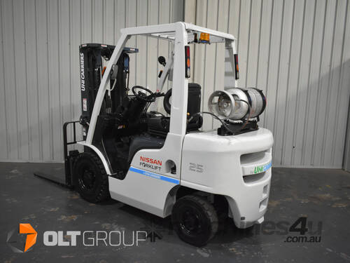 caption Unicarrier Nissan 2.5 Tonne LPG Forklift Sideshift Fork Positioner 2017 Series Excellent Condition