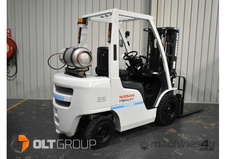 caption Unicarrier Nissan 2.5 Tonne LPG Forklift Sideshift Fork Positioner 2017 Series Excellent Condition