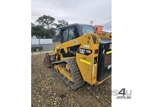 caption Caterpillar 239D Tracked Skid Steer + 4in1 Bucket, Very Good Condition, Ready to Work!