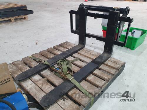 caption Manitou 2.5T Tilting Fork Carriage