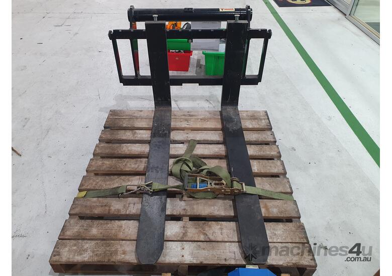 caption Manitou 2.5T Tilting Fork Carriage