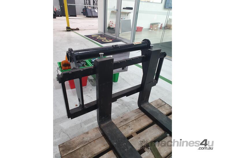 caption Manitou 2.5T Tilting Fork Carriage