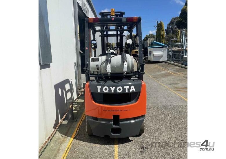 Toyota 1800kg LPG Forklift With 4000mm 2 Stage Mast, Sideshift, & Cascade Fork Positioner Clamp