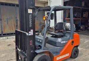 Toyota 2.5 Ton LPG Forklift | 3.7m Lift Height | Reliable Performer