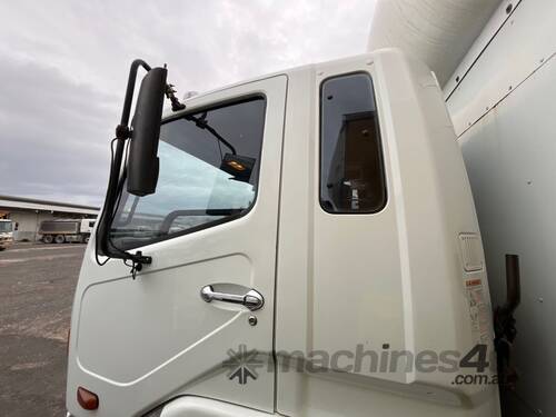 caption 2007 Mitsubishi Fuso Fighter Curtainsider