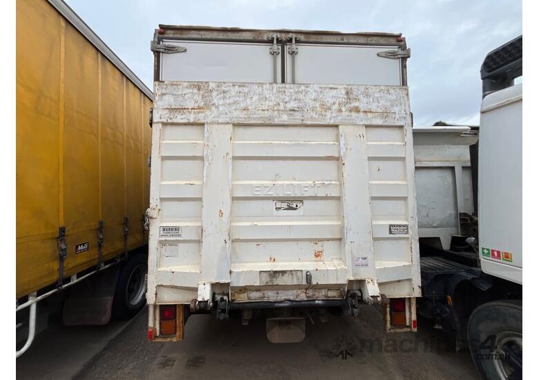 caption 2007 Mitsubishi Fuso Fighter Curtainsider