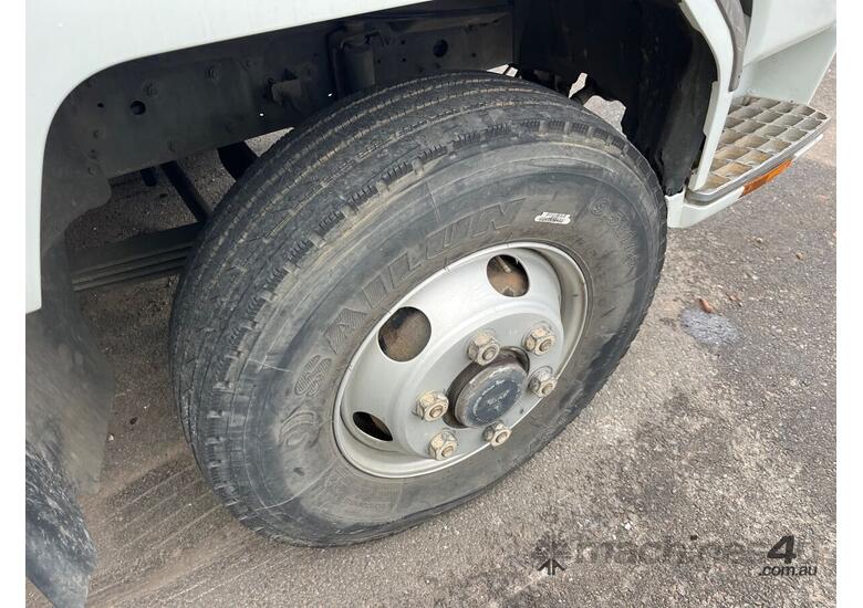 caption 2007 Mitsubishi Fuso Fighter Curtainsider