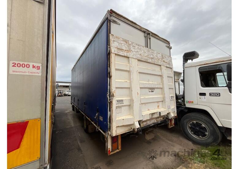 caption 2007 Mitsubishi Fuso Fighter Curtainsider