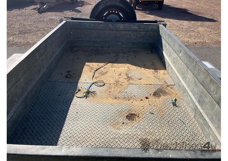 caption 2006 Invader Trailers Single Axle Box Trailer