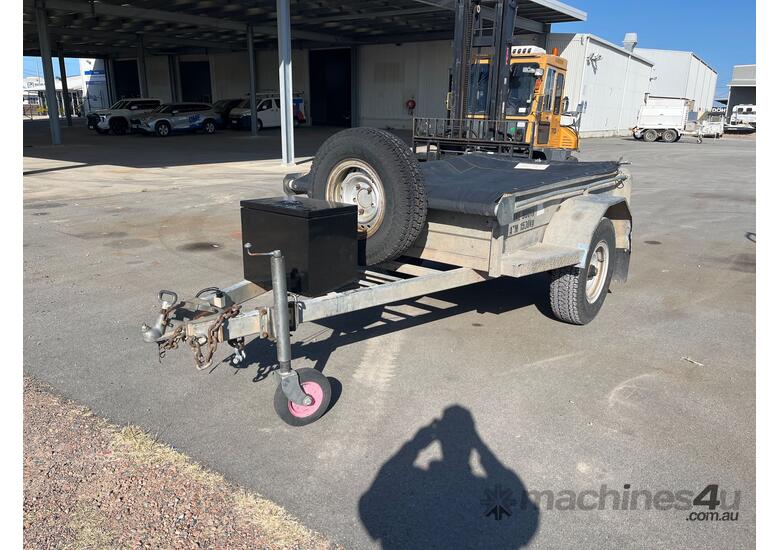 caption 2006 Invader Trailers Single Axle Box Trailer