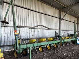 John Deere 7300 Max-emerge Planter - picture0' - Click to enlarge