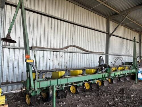 John Deere 7300 Max-emerge Planter