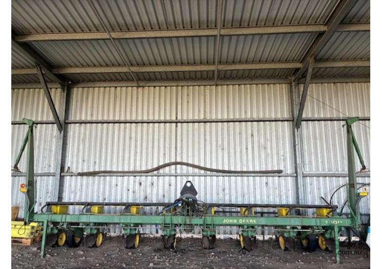 John Deere 7300 Max-emerge Planter