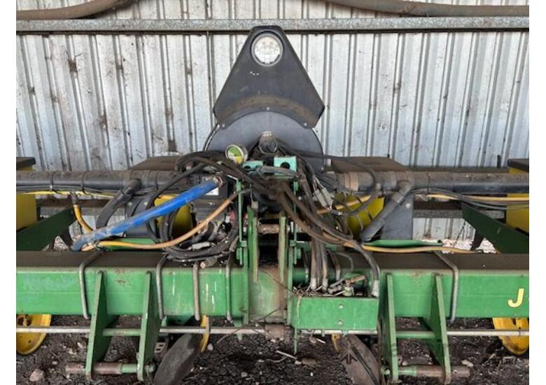 John Deere 7300 Max-emerge Planter