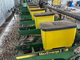 John Deere 7300 Max-emerge Planter - picture2' - Click to enlarge