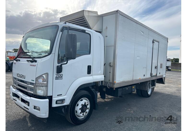 2013 Isuzu FSR 700 Long Refrigerated Pantech