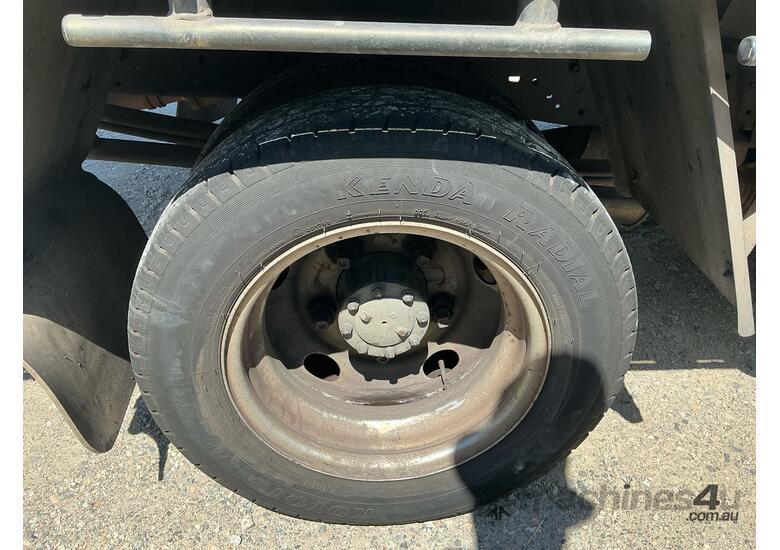 2016 Isuzu NLR 45-150 Table Top