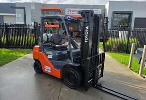 Toyota 2.5T Forklift Container Mast with Fork Positioners (Unit#:AU476)