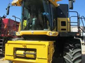 New Holland CR940 Header(Combine) - picture0' - Click to enlarge