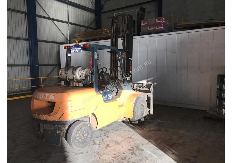 caption Toyota 5 Ton Forklift
