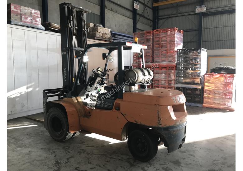 caption Toyota 5 Ton Forklift