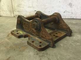 HEAD BRACKET TO SUIT 4-6T EXCAVATOR D967 - picture1' - Click to enlarge