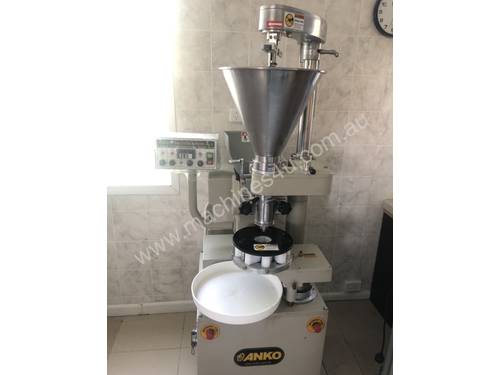 Encrusting machine for bakery or confectionery