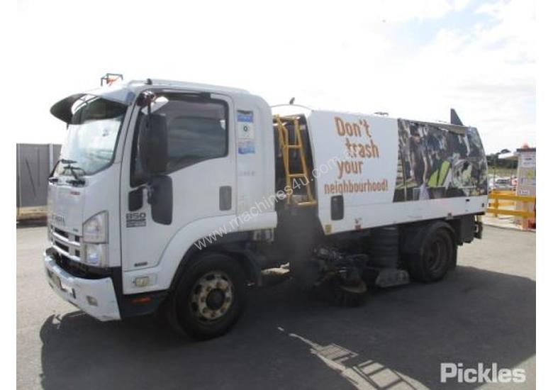 caption 2011 Isuzu FSR 850 LWB