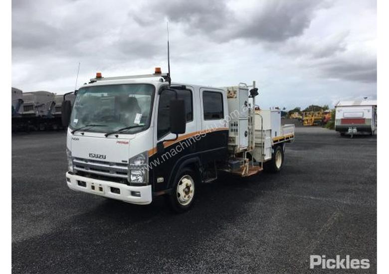 caption 2008 Isuzu NQR450 Premium