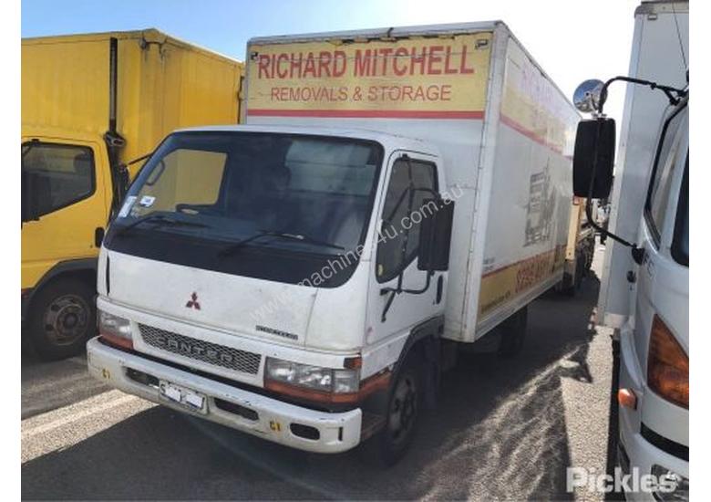 caption 2004 Mitsubishi 500/600 Canter