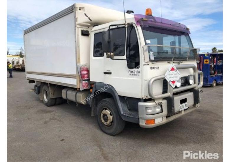 caption 2002 MAN LM2000