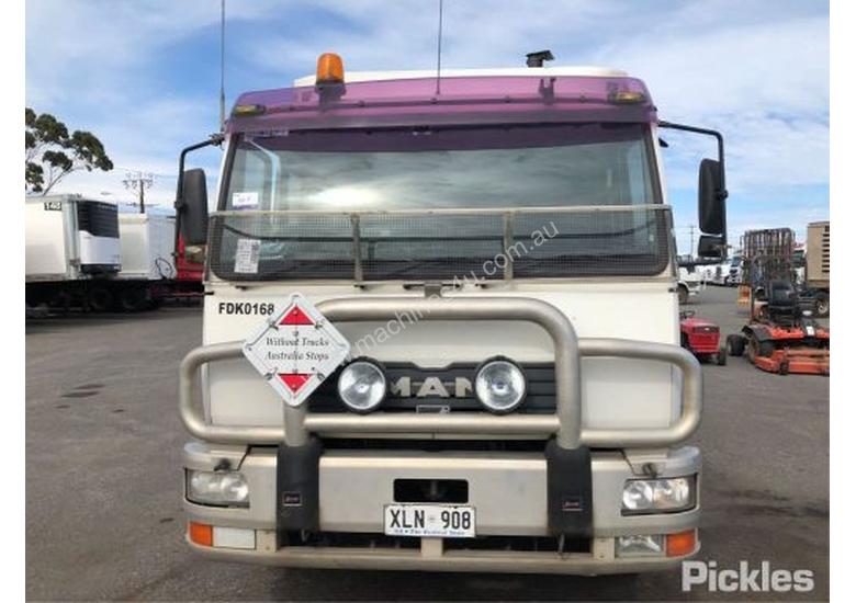 caption 2002 MAN LM2000