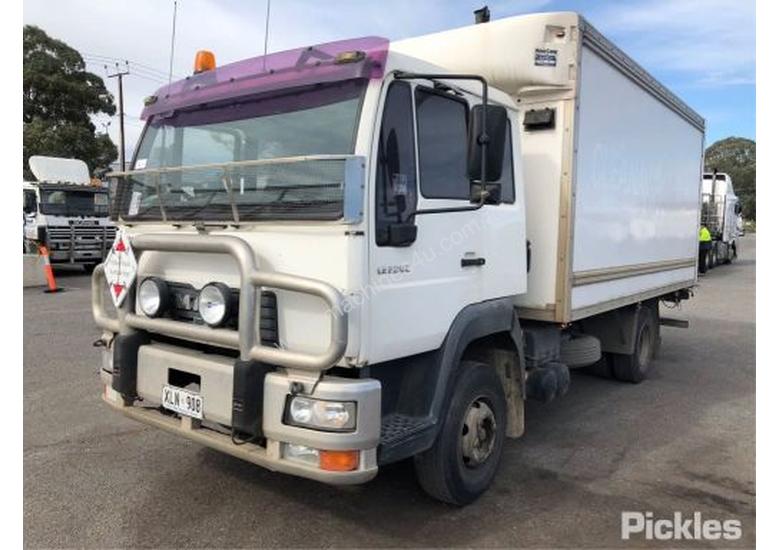 caption 2002 MAN LM2000