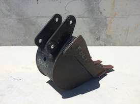 250MM TOOTHED TRENCHING BUCKET TO SUIT 1-2T EXCAVATOR E061 - picture1' - Click to enlarge