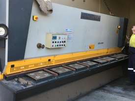 MACHTECH HYDRAULIC GUILLOTINE - picture2' - Click to enlarge