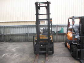 Komatsu 2.5 ton LPG Cheap Used Forklift  #1527 - picture1' - Click to enlarge