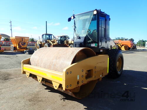 2015 Caterpillar CS533E XT Smooth Drum Roller