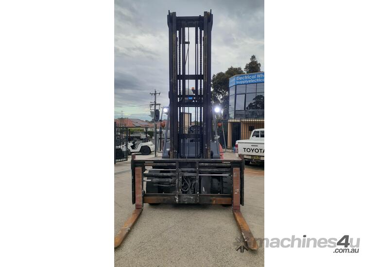 Used Toyota Toyota 7FG70 7 Ton forklift for sale 2 4m long tynes Side