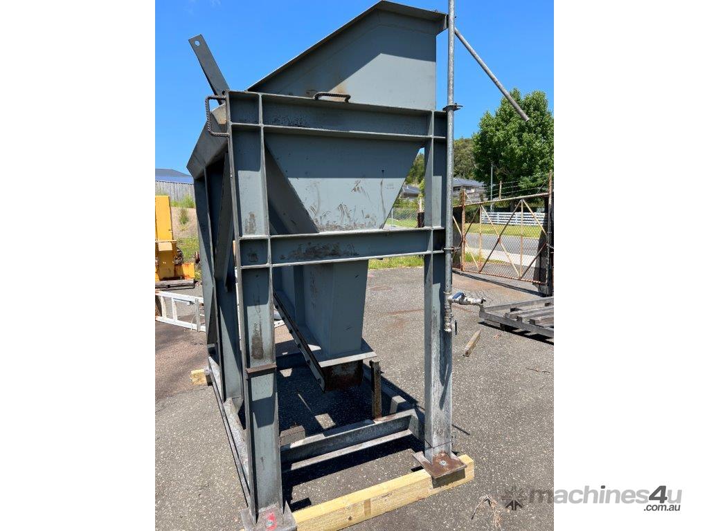 Used Hopper Feed Hopper 1 5m3 heavy duty with Sanki conveyor Industrial