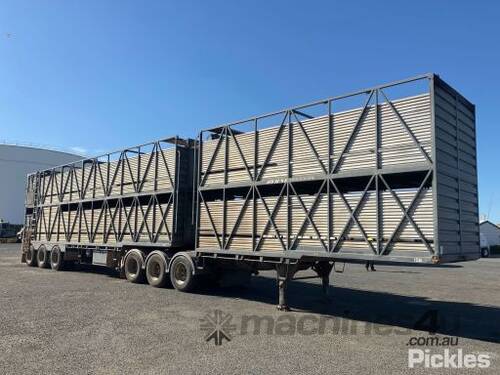 2010 Byrne Tri Axle Trailer Tri axle cattle trailer A&B