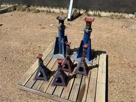 Quantity of Truck/Car Jacks - picture0' - Click to enlarge