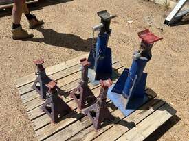 Quantity of Truck/Car Jacks - picture0' - Click to enlarge