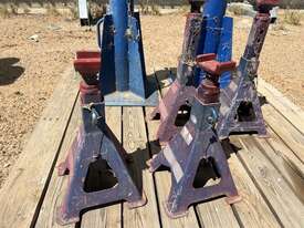 Quantity of Truck/Car Jacks - picture1' - Click to enlarge