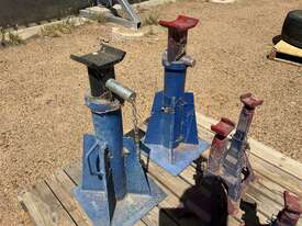 Quantity of Truck/Car Jacks - picture2' - Click to enlarge