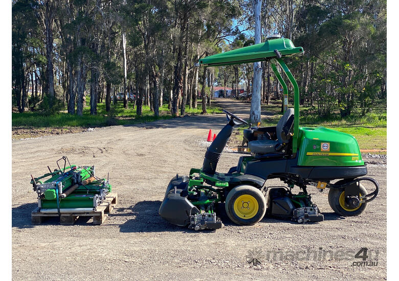 caption John Deere 2500E Golf Greens mower Lawn Equipment