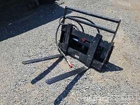 Unused GIYI Side Shift Fork to suit Skidsteer Loader  - picture0' - Click to enlarge