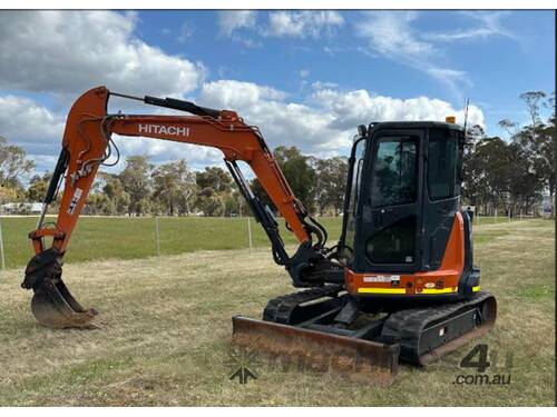 Hitachi 5-Ton Excavator – Low Hours, Excellent Condition!