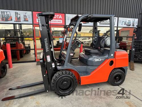 caption Toyota 2016 Toyota 8FG30 Tonne LPG forklift